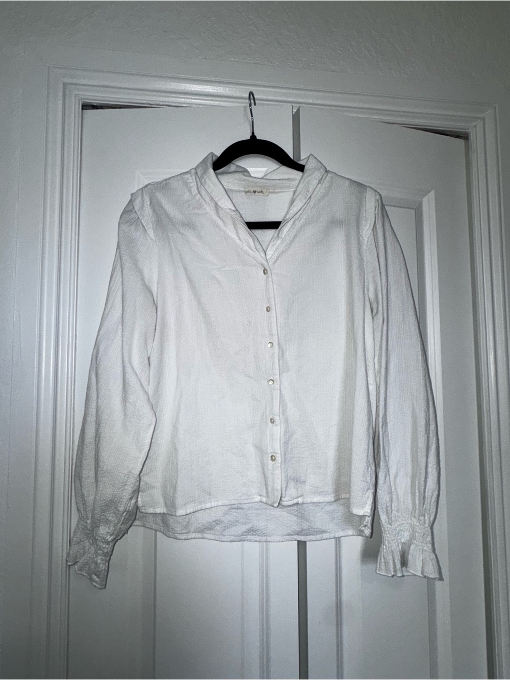 Women's White Button-Front Long-Sleeve Blouse